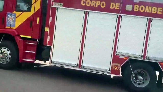 Dois carros se envolvem em colisão de trânsito na Rua Carlos de Carvalho, em Cascavel