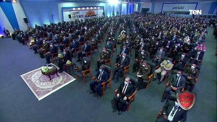 رئيس الهيئة العربية للتصنيع يستعرض المنتجات العسكرية للهيئة داخل معرض إيديكس 2021