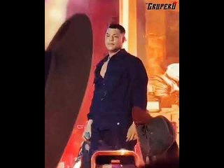 Eduin Caz a punto de ser descalabrado en pleno escenario