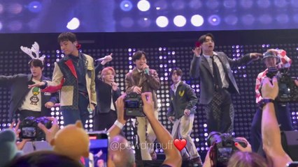 211203 - FANCAM - Dynamite (Holiday Remix) - BTS @ JINGLE BALL - 4K 직캠