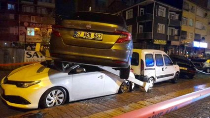 Kontrolden çıkan otomobil park halindeki araçların üzerine uçtu