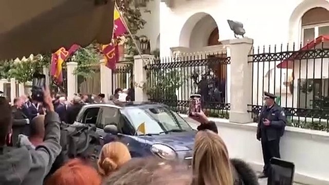 Yunanistan'da Ortodoks bir din adamı Papa Francis'i protesto etti; Dinin yolundan çıkmışsın