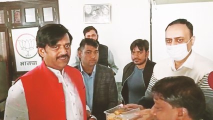 रवि किशन का गोरखपुर के जनता दरबार में लोगों की समस्या सुनते हुए वीडियो हुआ वायरल