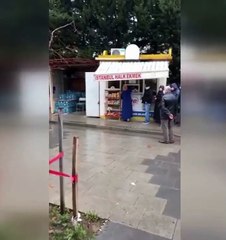 İstanbul'da yağmur altında ucuz ekmek kuyruğu