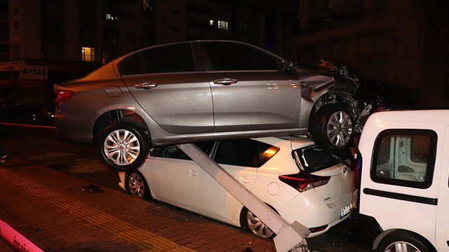Üç araca çarpan otomobil, dördüncü aracın üstünde asılı kaldı