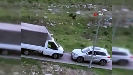 Trafikte 'yol benim hakkım' inatlaşması kamerada