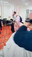 dans ederken göğsü açılan gelin