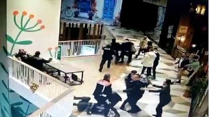 AVM savaş alanına döndü