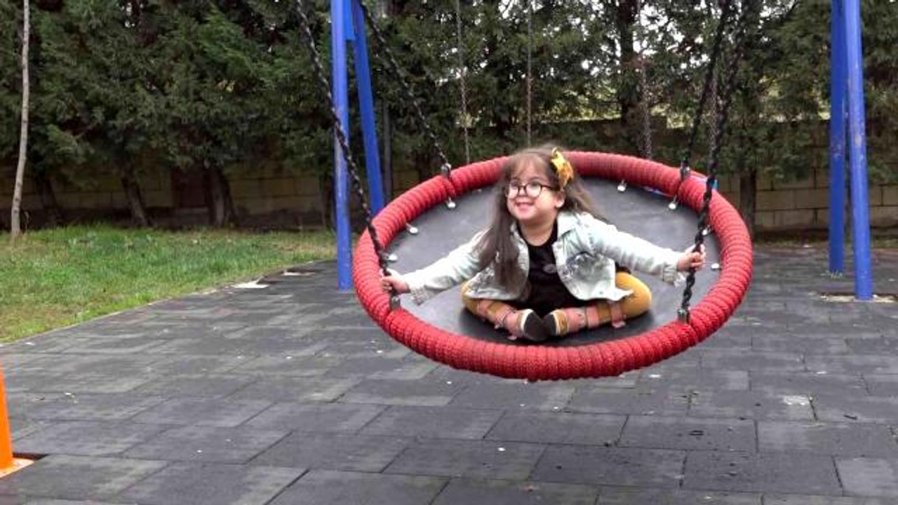 4 yaşındaki Beren'in salıncak isteğine Başkan Yazıcı kayıtsız kalmadı