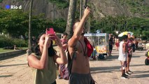 Brésil: le Français Nathan Paulin traverse une plage de Rio à 70 m du sol