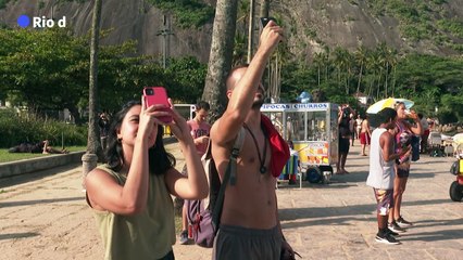 Brésil: le Français Nathan Paulin traverse une plage de Rio à 70 m du sol