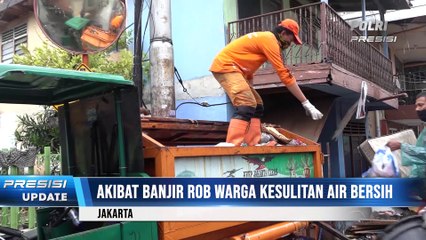 Pasca Banjir Rob, Sejumlah Petugas PPSU Jakut Membersihkan Sampah