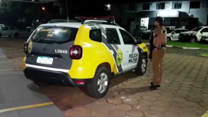 Com facões nas mãos, vizinhos revoltados detêm homem que já teria agredido companheira várias vezes