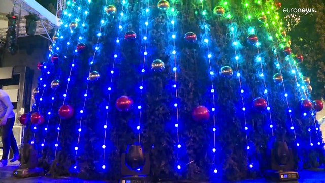 شاهد: مع اقتراب موسم الأعياد.. إضاءة شجرة الميلاد في مهد المسيح ببيت لحم