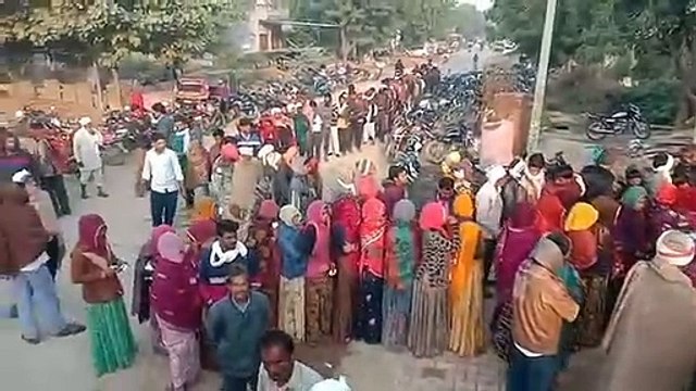 यूरिया खाद के लिए लगी कतारे, भीड़ देख बुलानी पड़ गई पुलिस। देखे वीडियो
