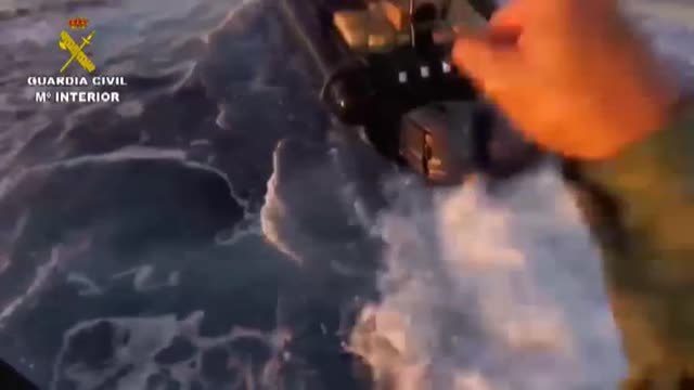 La Guardia Civil detiene a seis narcos tras una espectacular persecución en alta mar