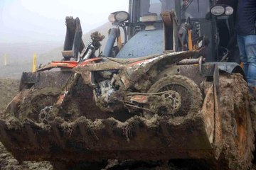 Çamura saplanan motosikletler kepçeyle pistten çıkarıldı