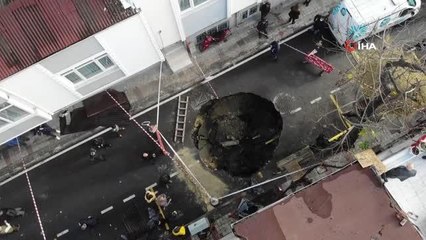 Son dakika! Bağcılar'da yangın sonrası yol çöktü, oluşan çukur böyle görüntülendi