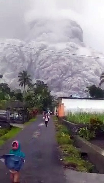 BREAKING  Massive Mount Semeru eruption in Indon…