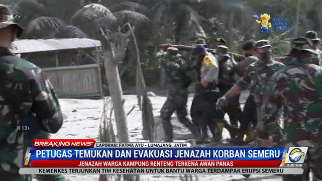 Petugas Evakuasi Jenazah Korban Erupsi Gunung Semeru