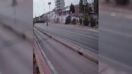 Aydınlatma direğine çarpan otomobil ikiye bölündü