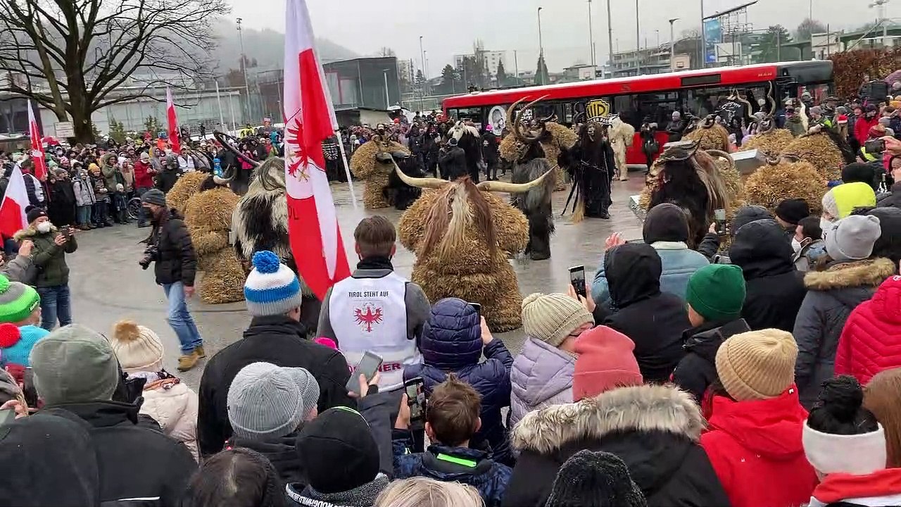 Tanzende Krampusse gegen 'Brauchtumsvernichtung'