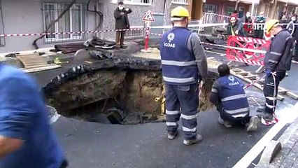 Yangın çıkan evin bulunduğu sokakta dev çukur meydana geldi