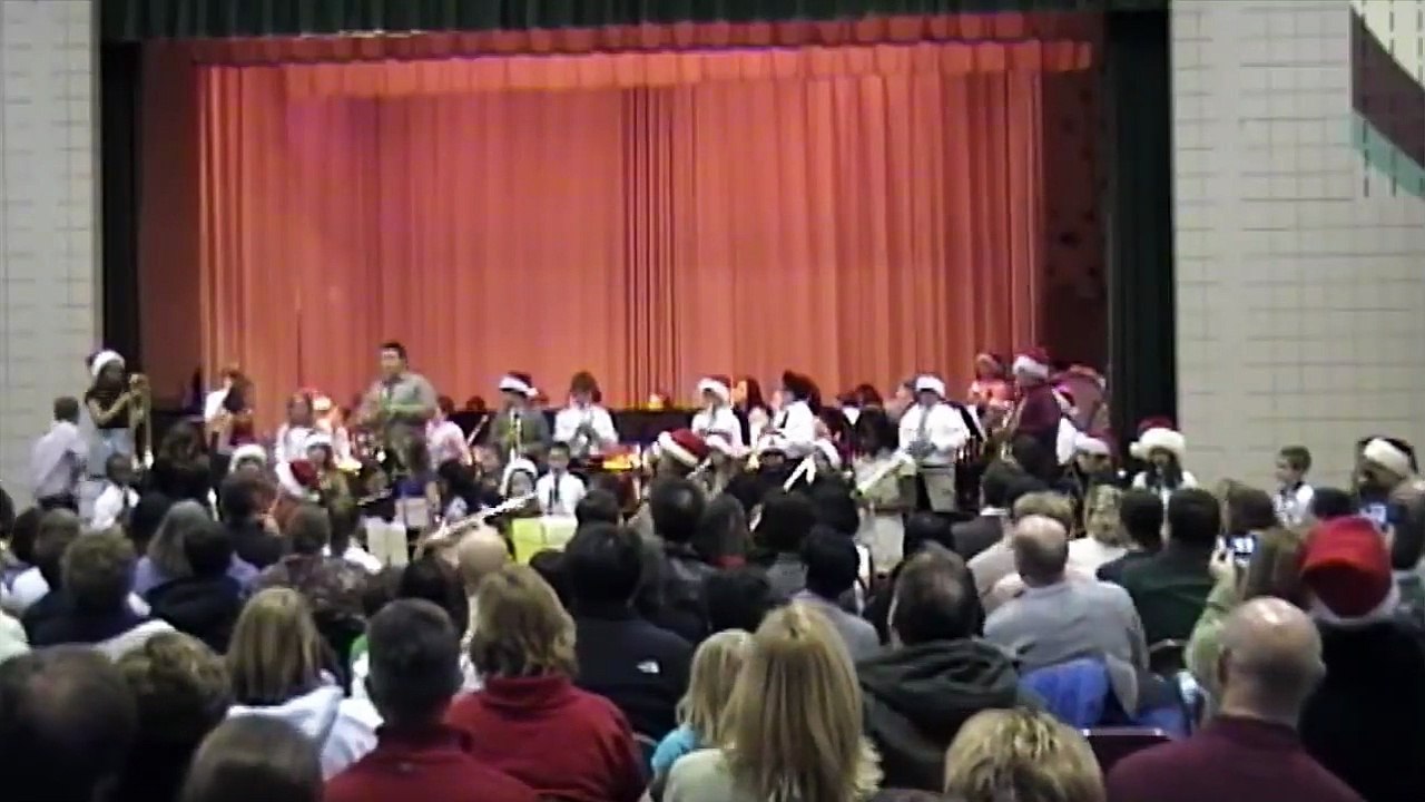 Un orchestre interprètre « Jingle Bells »