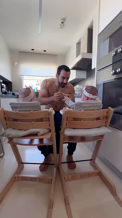 «Χαζομπαμπάς» ο Τανιμανίδης: Η τρυφερή ανάρτηση με τις δίδυμες κόρες του, την ώρα που τις ταΐζει