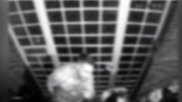 Vídeo: Jovens (crianças) bebem embaixo de marquise de bares na Rua Paraná e incomodam moradores tocando campainhas