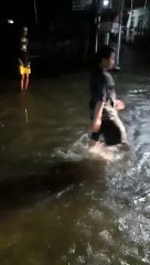 Banjarmasin Dikepung Banjir Rob, Masjid Tergenang hingga Anak-anak Main Air di Malam Hari