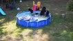 Ces ours se baignent en famille dans une piscine gonflable