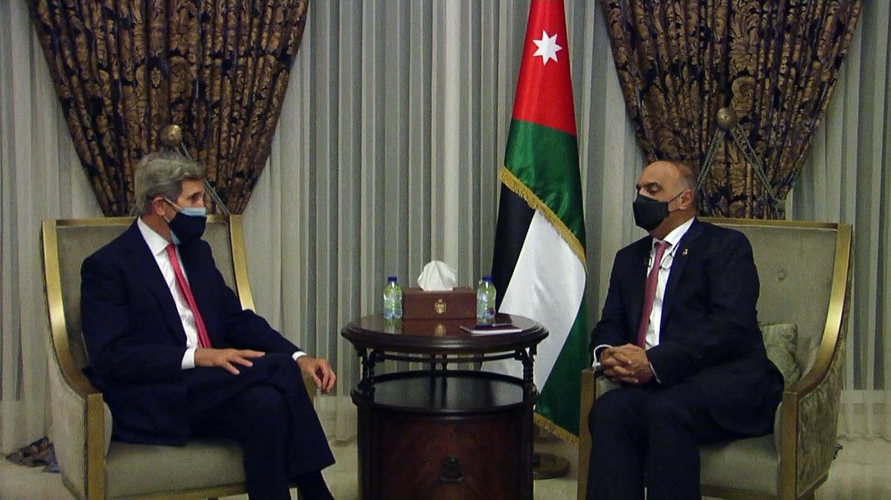 الخصاونة يلتقي مبعوث الرئيس الأمريكي لشؤون المناخ جون كيري
