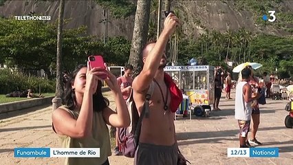 Insolite : la traversée d'une plage de Rio du funambule Nathan Paulin