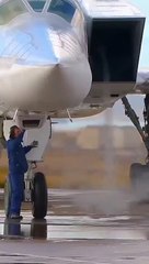 Le moteur d'un avion crée un vortex impressionnant