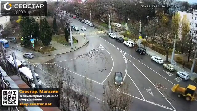 Un piéton frôlé par une pelleteuse folle... Chanceux