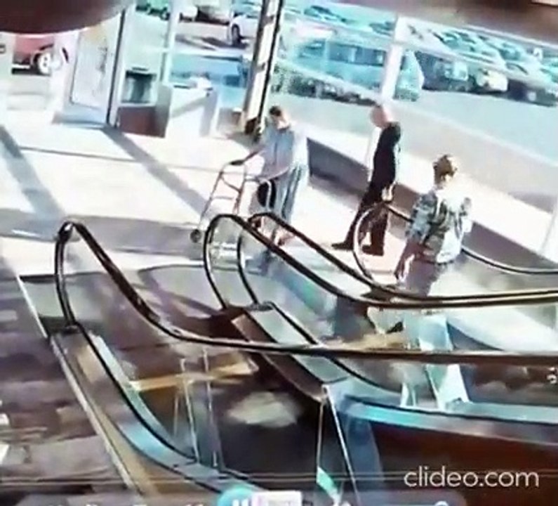 Une mamie veut prendre un escalator par la rampe