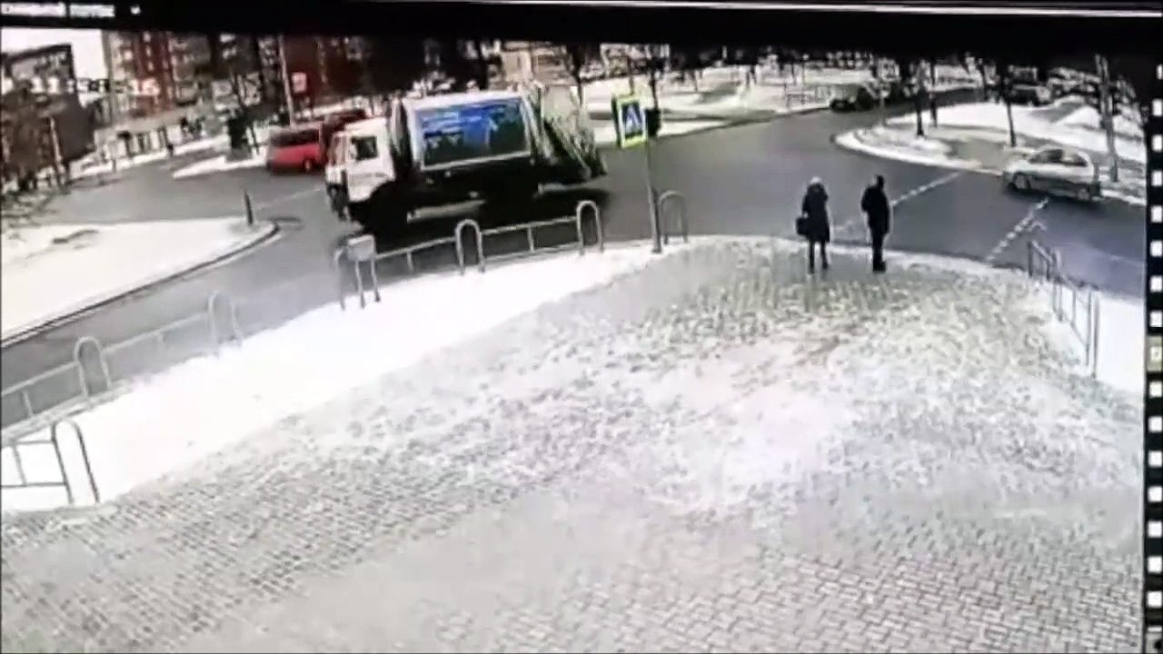 2 piétons vraiment très chanceux
