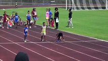 Ce petit garçon est un futur champion d'athlétisme !