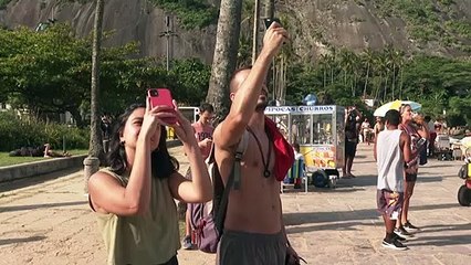 فرنسي يمشي على حبل مشدود بارتفاع 70 مترا في ريو دي جانيرو