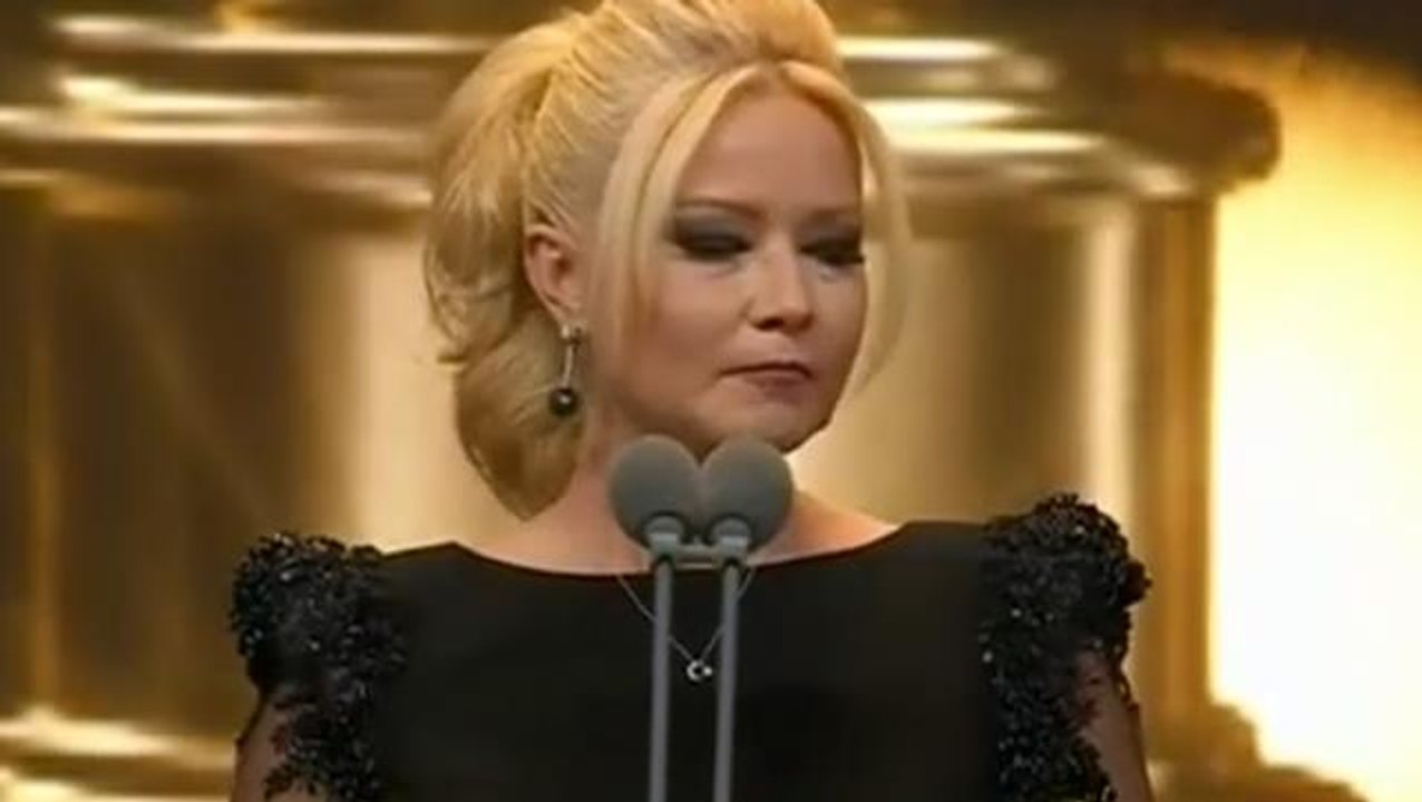 Altın Kelebek'te iki ödül birden alan Müge Anlı, sahnede duygu dolu anlar yaşadı