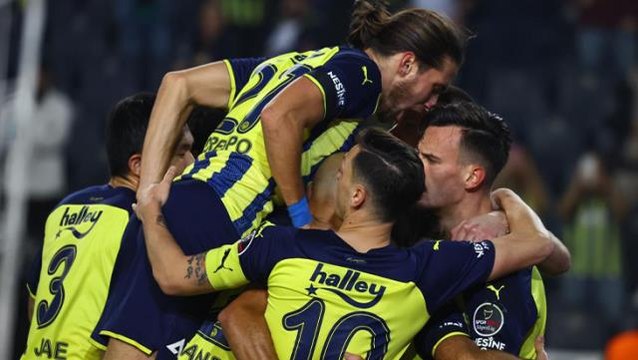 Çaykur Rizespor ağlarına 4 gol bırakan Fenerbahçe bu sezon bir ilke imza attı