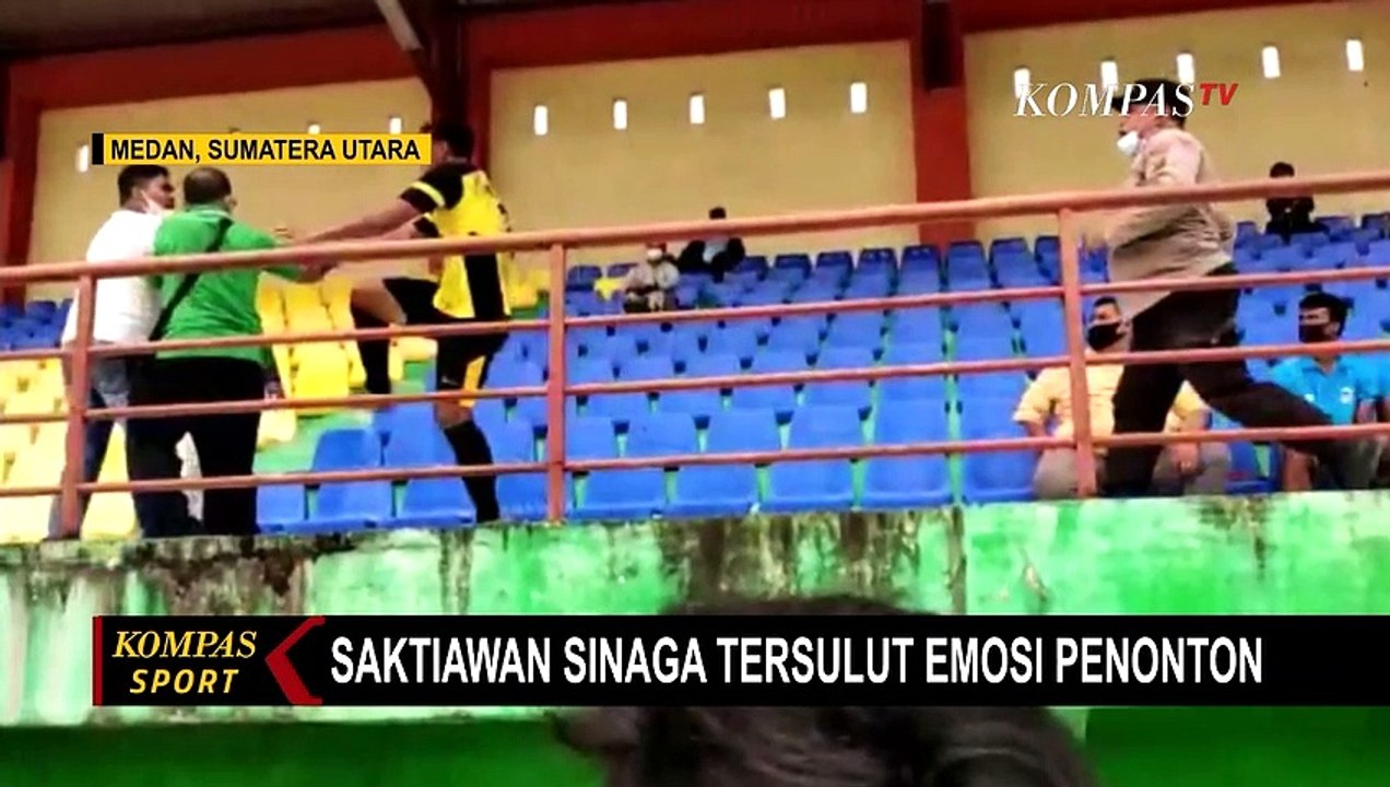 Detik-Detik Pemain Sepak Bola Tendang Penonton di Tribun, Begini Kronologi Kejadiannya