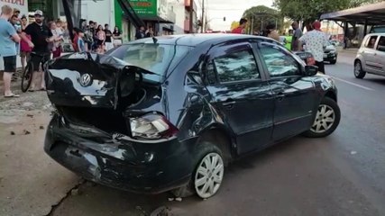 Forte colisão deixa Voyage com a traseira destruída na Av. Brasil, no Centro; condutor do Santana é detido por embriaguez