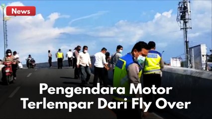 TABRAK PEMBATAS JALAN, PENGENDARA MOTOR TEWAS USAI TERLEMPAR DARI FLY OVER ARENGKA !!