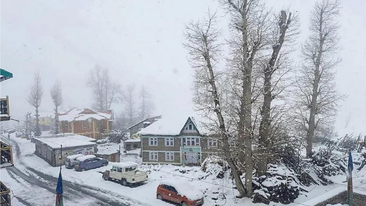 Upper reaches of Kashmir receive snowfall