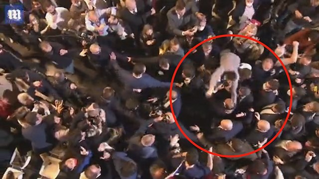 Fransa'nın sağcı cumhurbaşkanı adayına saldırı