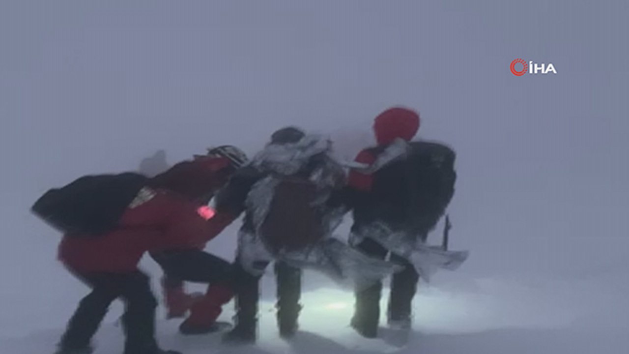 Uludağ'ın zirvesinde mahsur kalan dağcılar böyl...