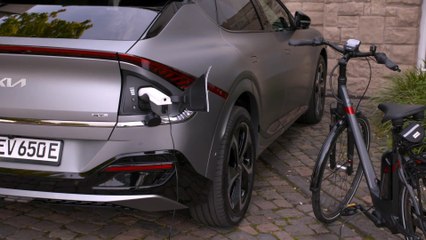 The new Kia EV6 in Moonscape Driving in the city