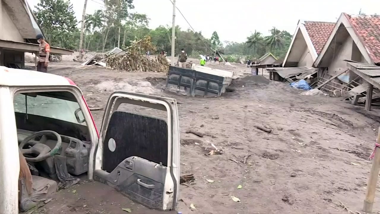 ثوران بركان سيميرو الإندونيسي يغطي قرى بطبقة سميكة من الرماد